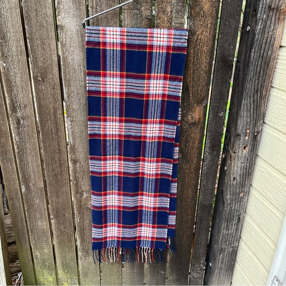 100% Cashmere Made in Germany Hand Tailored Plaid Fringed Scarf. - Picture 8 of 9